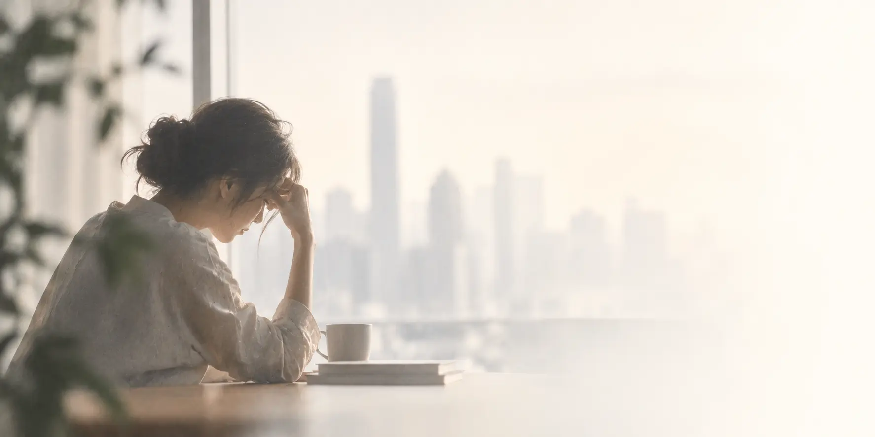 女子扶額休息,呈現疲倦與身體失衡感